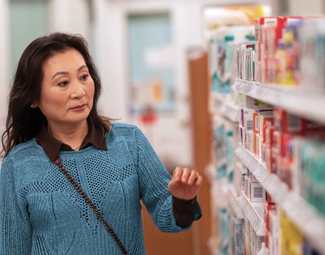 una mujer compra en una farmacia